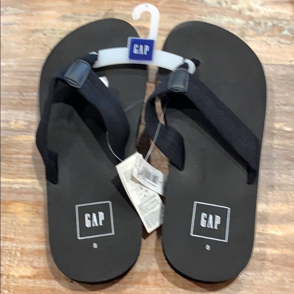 gap black flip flops
